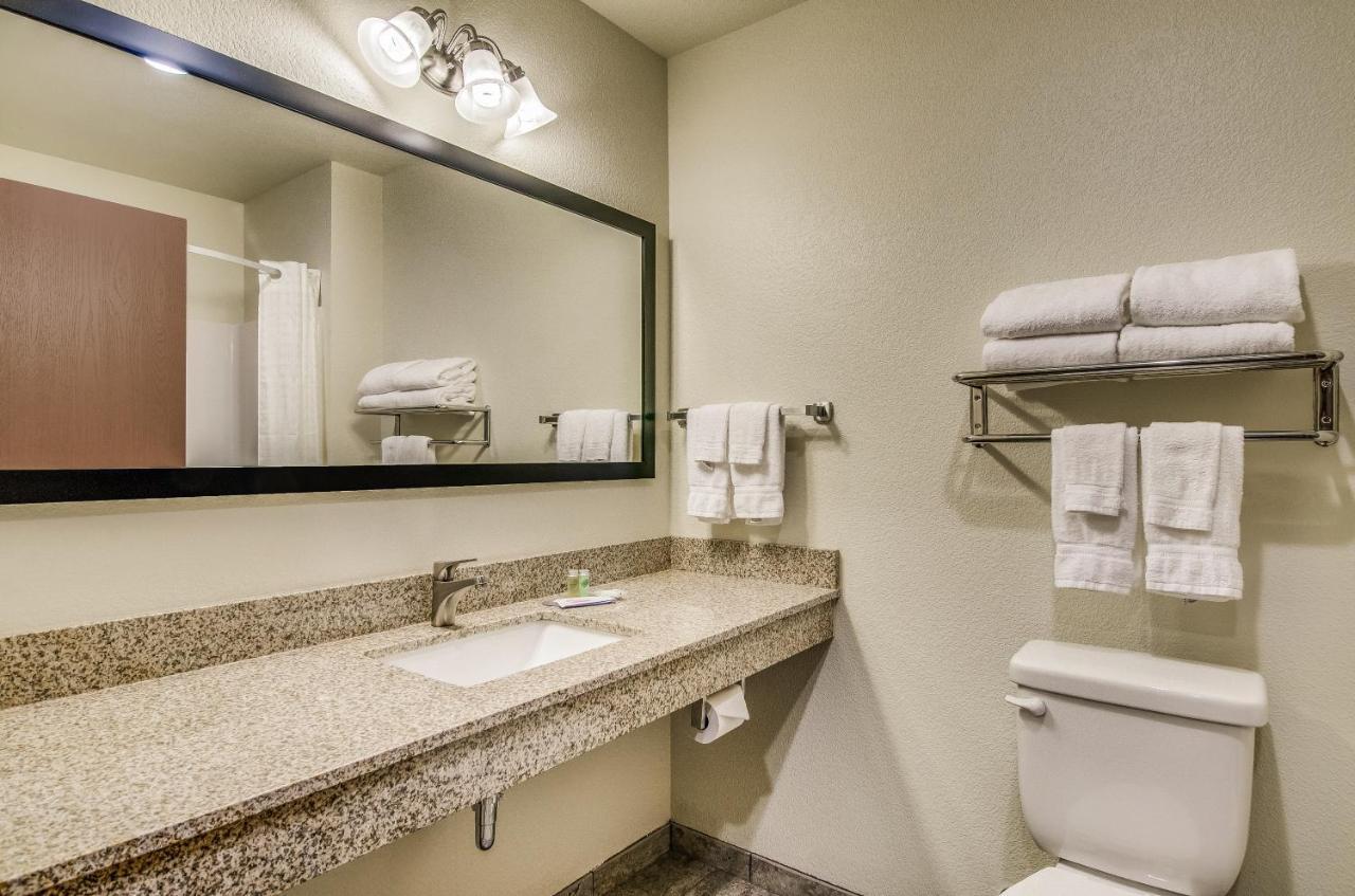 Cobblestone Inn & Suites - Big Lake Buitenkant foto